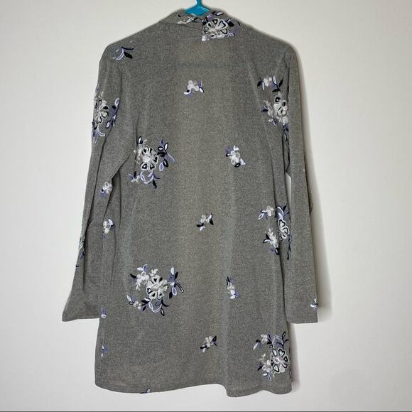 Fig & Flower Wrap Cardigan Sweater Gray Long Sleeve Floral Size Small NWT - Picture 2 of 4